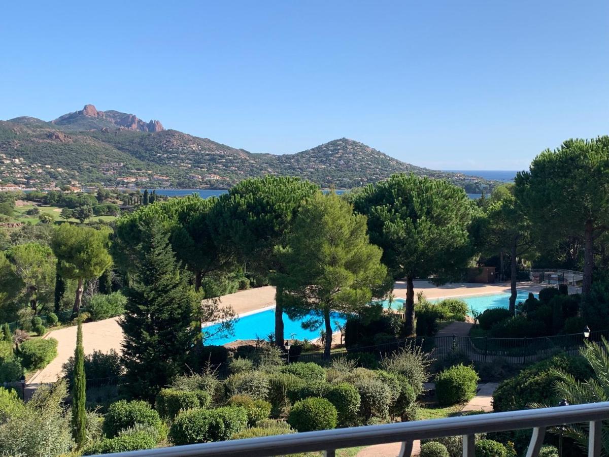 SAINT RAPHAEL, CAP ESTEREL Le Hameau. Vue mer Extérieur photo