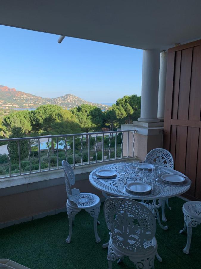SAINT RAPHAEL, CAP ESTEREL Le Hameau. Vue mer Extérieur photo